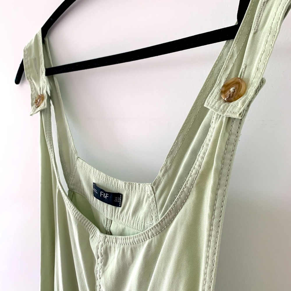 Pastel green short overalls with front pockets 💚